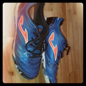 Soccer shoes